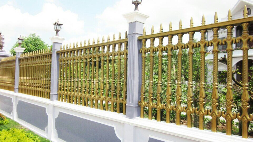 Với mẫu hàng rào sắt sơn tĩnh điện của chúng tôi, bạn sẽ không những được sở hữu sản phẩm đảm bảo chất lượng mà còn tạo nên điểm nhấn trong thiết kế ngôi nhà của bạn. Hãy xem hình ảnh để thấy được sự độc đáo và sang trọng của mẫu hàng rào này!